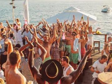 Beach P 2 Hours Free Bar image
